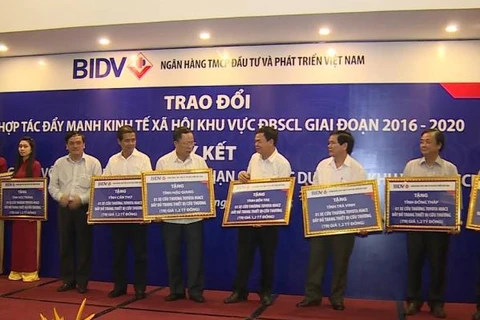 Đại diện BIDV trao an sinh xã hội cho các tỉnh. (Nguồn: BIDV)