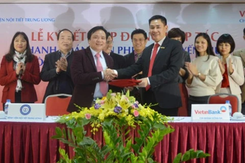 Đại diện VietinBank Đống Đa và Bệnh viện Nội tiết Trung ương ký kết hợp đồng hợp tác thanh toán viện phí trực tuyến. (Nguồn: VietinBank)