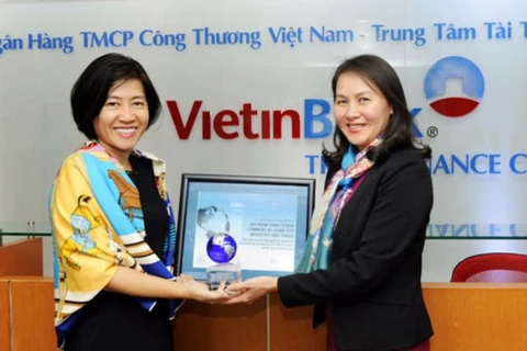 Lãnh đạo JP Morgan Chase trao giải cho lãnh đạo VietinBank. (Nguồn: VieitnBank)