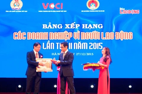 Phó Tổng Giám đốc Nguyễn Văn Du đại diện VietinBank nhận Bằng khen và Kỷ niệm chương của Ban Tổ chức. (Nguồn: VietinBank)