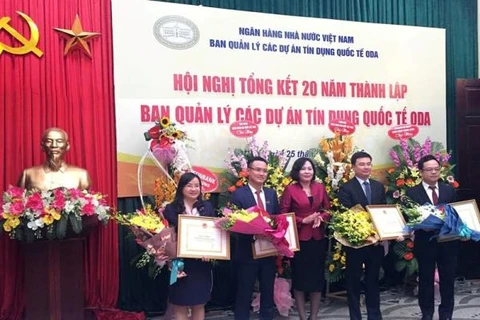 Bà Ngô Thu Hà, Phó Tổng Giám đốc SHB (ngoài cùng bên trái) nhận bằng khen từ NHNN. (Nguồn: SHB)