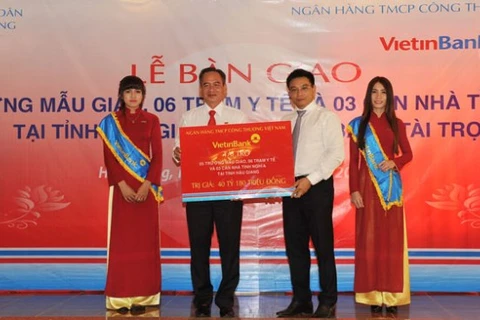 Ông Nguyễn Văn Thắng trao biển tài trợ cho tỉnh Hậu Giang. (Nguồn: VietinBank)