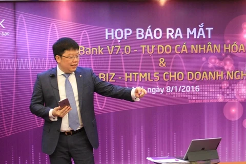 Tổng Giám đốc Nguyễn Hưng đang giới thiệu về hai phiên bản mới. (Nguồn: TPBank)
