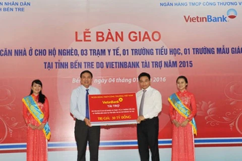 Ông Nguyễn Văn Thắng - Chủ tịch HĐQT VietinBank trao tài trợ cho tỉnh Bến Tre. (Nguồn: VietinBank)