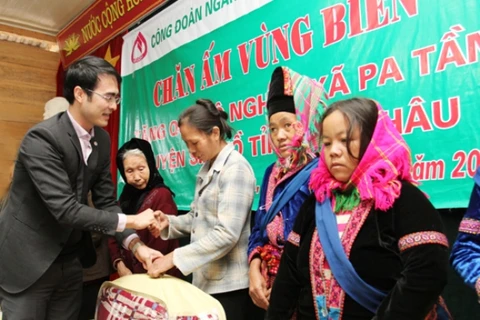 Ông Nguyễn Đức Hải, Phó Tổng giám đốc Ngân hàng Chính sách xã hội tặng quà cho các hộ nghèo tại xã xã Pa Tần, huyện Sìn Hồ, tỉnh Lai Châu. (Nguồn: Ngân hàng Chính sách)