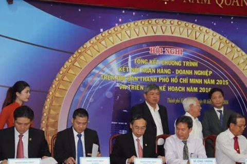 Ông Đặng Bảo Khánh, Tổng giám đốc SeABank (thứ 3 từ trái sang) ký cam kết hỗ trợ vốn cho doanh nghiệp khu vực Thành phố Hồ Chí Minh. (Nguồn: SeABank)