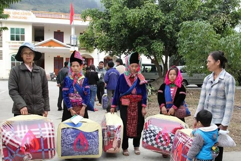 Các hộ nghèo tỉnh Lai Châu nhận quà Tết. (Nguồn: Ngân hàng Chính sách)