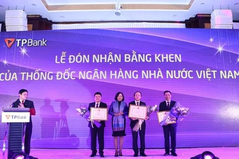 Phó Thống đốc Nguyễn Thị Hồng trao tặng Bằng khen cho lãnh đạo TPBank. (Nguồn: TPBank)