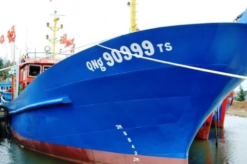 Con tàu mang tên Biển Đông 01, số hiệu QNg-90999 được bàn giao cho ngư dân Võ Văn Hân. (Nguồn: Vietcombank)
