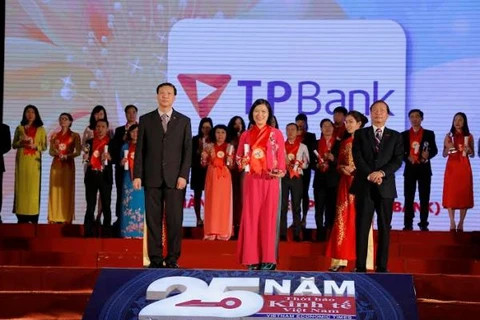 Phó tổng giám đốc TPBank Bùi Thị Thanh Hương nhận giải thưởng từ Bna tổ chức. (Nguồn: TPBank)