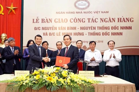 Nguyên Thống đốc Nguyễn Văn Bình, Trưởng Ban Kinh tế Trung ương bàn giao công tác ngân hàng cho Thống đốc Lê Minh Hưng. (Nguồn: Ngân hàng Nhà nước)