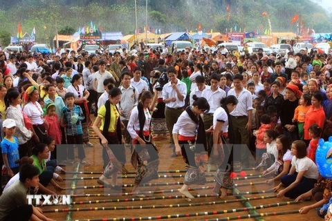 Nhảy sạp - một hoạt động văn hóa thú vị của người Thái. (Ảnh: Nguyễn Thủy/TTXVN)