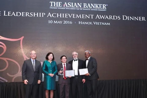 Tổng Giám đốc Lê Công (giữa) được nhận giải "Thành tựu lãnh đạo" từ Tạp chí Asian Banker. (Nguồn: MB)