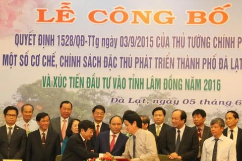 Lãnh đạo tỉnh Lâm Đồng và LienVietPostBank tham gia ký kết dưới sự chứng kiến của Thủ tướng Nguyễn Xuân Phúc. (Nguồn: LienVietPostBank)