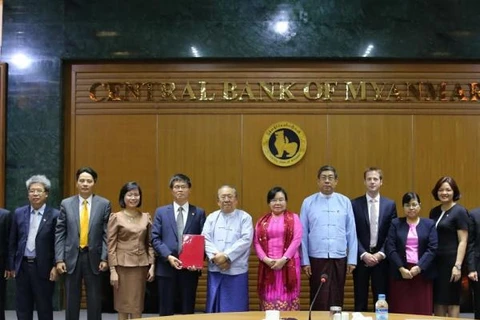 Lãnh đạo BIDV nhận giấy phép thành lập chi nhánh từ lãnh đạo Ngân hàng Trung ương Myanmar. (Nguồn: BIDV)