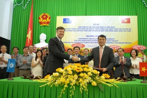 Thống đốc Ngân hàng Nhà nước Lê Minh Hưng và ông Achim Fock, Quyền Giám đốc Quốc gia WB Việt Nam ký kết Hiệp định. (Nguồn: Ngân hàng Nhà nước) 