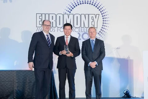 Đại diện Vietcombank, ông Phạm Mạnh Thắng - Phó Tổng giám đốc (đứng giữa) nhận giải thưởng “Ngân hàng tốt nhất Việt Nam năm 2016” do Tạp chí Euromoney trao tặng. (Nguồn: Vietcombank)