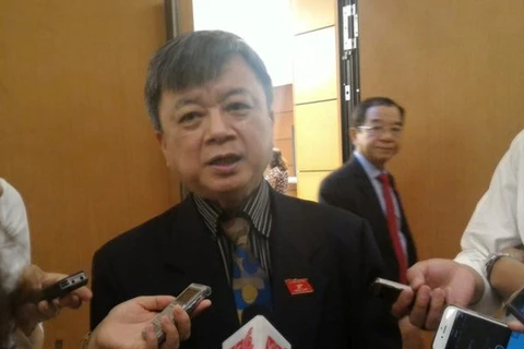 Đại biểu Trương Trọng Nghĩa trả lời báo chí bên hành lang Quốc hội. (Ảnh: Trung Hiền/Vietnam+)