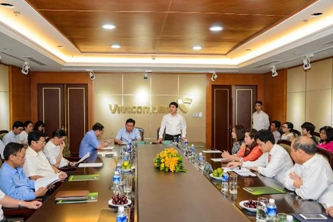 Ông Đinh La Thăng, Ủy viên Bộ Chính trị, Bí thư Thành ủy Thành phố Hồ Chí Minh làm việc với lãnh đạo Vietcombank. (Nguồn: Vietcombank)