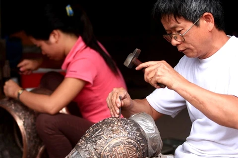Nhiều làng nghề ở Hà Nội đã được vay vốn ưu đãi của Ngân hàng Chính sách để đầu tư mở rộng sản xuất. (Ảnh: Huy Hùng/TTXVN)