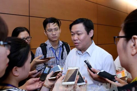 Phó Thủ tướng Vương Đình Huệ trả lời phỏng vấn của báo chí. (Ảnh: Phương Hoa/TTXVN)