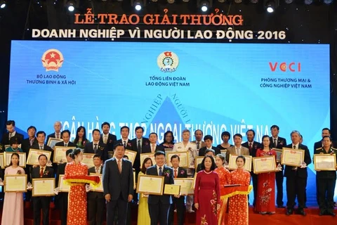 Bà Trương Thị Mai, Ủy viên Bộ Chính trị, Bí thư Trung ương Đảng, Trưởng ban Dân vận Trung ương và ông Đinh La Thăng, Ủy viên Bộ Chính trị, Bí thư Thành ủy TP. HCM trao giải thưởng cho đại diện Vietcombank. (Nguồn: Vietcombank)