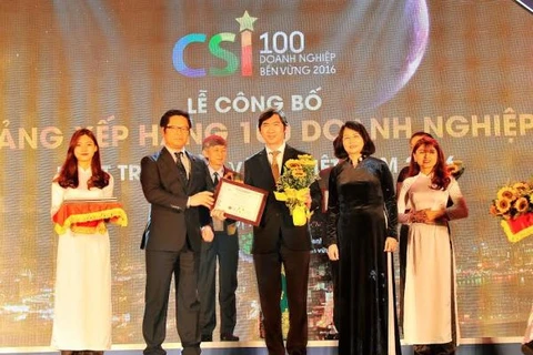 Lãnh đạo Vietcombank nhận giải từ ban tổ chức. (Nguồn: Vietcombank)