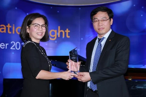 Phó Tổng Giám đốc TPBank Đinh Văn Chiến nhận giải thưởng từ VISA. (Nguồn: TPBank)