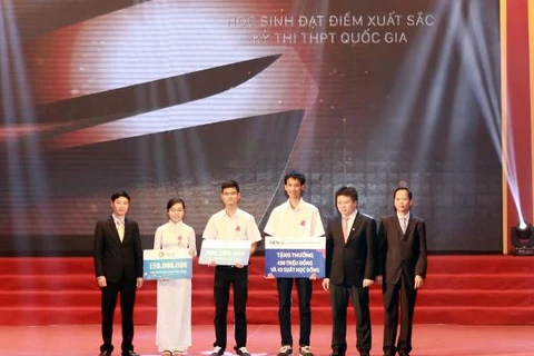 Ông Ngân Văn Chuyên, Phó Tổng Giám đốc Tập đoàn GFS (ngoài cùng bên phải) trao học bổng cho các em học sinh. (Nguồn: Tập đoàn GFS)