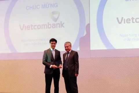 Đại diện Vietcombank nhận giải thưởng: (Nguồn: Vietcombank)