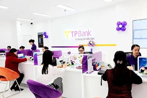 Ngay trong ngày đầu tiên khai trương, TPBank Thanh Hoá đã đón tiếp nhiều lượt khách hàng tới thăm quan và giao dịch. (Nguồn: TPBank)