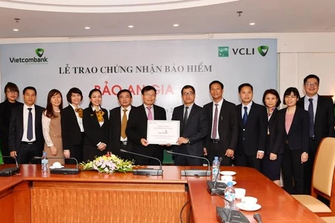 Lễ trao Chứng nhận bảo hiểm Bảo An Gia giữa VCLI và Vietcombank. (Nguồn: Vietcombank)