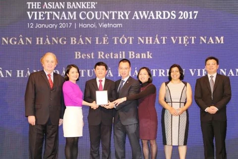 Đại diện BIDV nhận giải thưởng Ngân hàng Bán lẻ tốt nhất Việt Nam lần thứ 3 do The Asian Banker bình chọn. (Nguồn: BIDV)