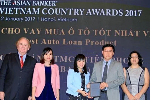 Lãnh đạo TPBank nhận giải từ The Asian Banker. (Nguồn: TPBank)