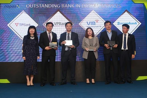 Ông Đinh Văn Chiến, Phó Tổng giám đốc TPBank (thứ 2 từ trái sang) nhận giải từ Napas. (Nguồn: TPBank)