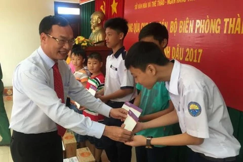 Ông Khúc Văn Họa, Phó tổng giám đốc TPBank trao quà cho các em nhỏ tại Hải đội 2. (Nguồn: TPBank)