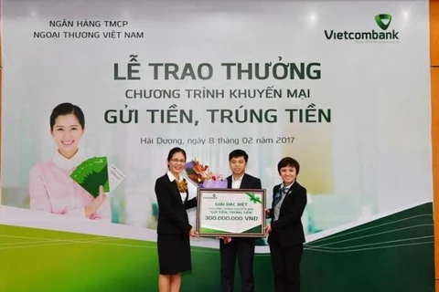 Đại diện Vietcombank trao thưởng cho khách hàng trúng giải đặc biệt. (Nguồn: Vietcombank)