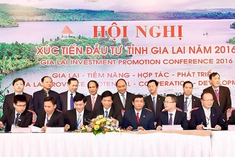 Giám đốc Vietcombank Gia Lai (thứ tư từ trái sang) ký Hợp đồng tài trợ dưới sự chứng kiến của Thủ tướng Nguyễn Xuân Phúc và các đại biểu. (Nguồn: Vietcombank)