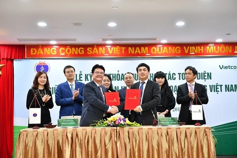  Đại diện Vietcombank, Ông Nghiêm Xuân Thành - Chủ tịch Hội đồng quản trị (hàng đầu bên phải) và đại diện Bộ Y tế, Ông Phạm Lê Tuấn - Thứ trưởng ký kết thỏa thuận hợp tác toàn diện giữa 2 bên. (Nguồn: Vietcombank)