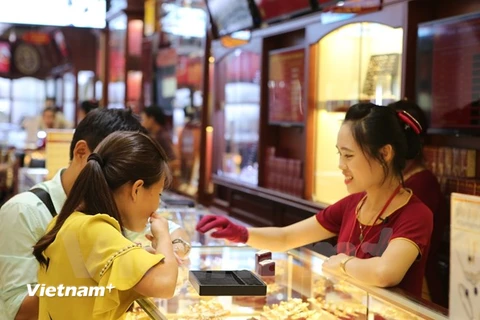 Giao dịch vàng tại Bảo Tín Minh Châu. (Nguồn: Vietnam+)