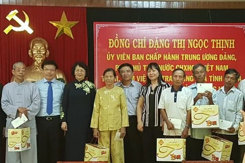 Lãnh đạo Vietcombank (thứ 2 từ trái sang) tặng nhà tình nghĩa cho 10 hộ gia đình chính sách trước sự chứng kiến của Phó Chủ tịch nước Đặng Thị Ngọc Thịnh . (Nguồn: Vietcombank)