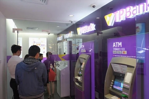 Điểm giao dịch LiveBank trong Khu Giao dịch 24/7 của TPBank tại phố Duy Tân. (Ảnh: PV/Vietnam+)