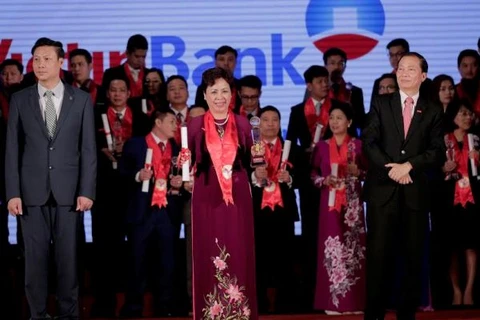 Phó Tổng Giám đốc VietinBank Bùi Như Ý (giữa) nhận chứng nhận Thương hiệu mạnh và cúp của Ban Tổ chức. (Nguồn: VietinBank)