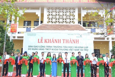 Lãnh đạo tỉnh Lạng Sơn và Vietcombank cắt băng khánh thành công trình Trường Tiểu học 1 xã Đình Lập. (Nguồn: Vietcombank)