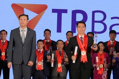 Phó TGĐ TPBank – ông Nguyễn Việt Anh (phải) thay mặt ngân hàng nhận giải thưởng Thương hiệu mạnh Việt Nam. (Nguồn: TPBank)