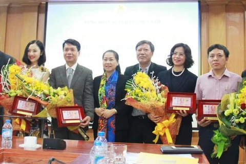 Lãnh đạo VBI nhận hoa và kỷ niệm chương từ Công đoàn Ngân hàng Việt Nam. (Nguồn: VietinBank)