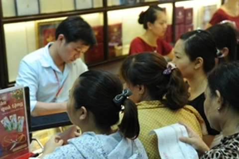 Giao dịch vàng tại Bảo Tín Minh Châu. (Ảnh: Minh Sơn/Vietnam+)