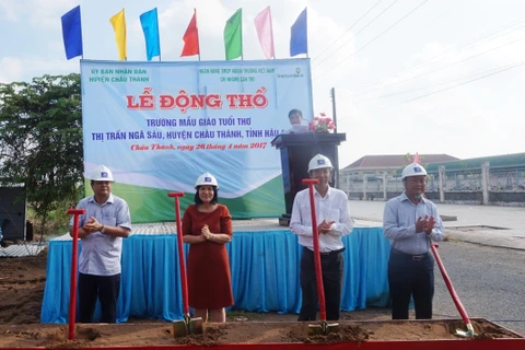 Lãnh đạo UBND huyện Châu Thành và Vietcombank thực hiện nghi thức động thổ xây dựng Trường mẫu giáo Tuổi thơ. (Nguồn: Vietcombank)