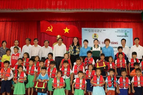Lãnh đạo Vietcombank, Quỹ bảo trợ trẻ em Việt Nam và địa phương trao quà tại Trường tiểu học Mỹ Thạnh Bắc 1, huyện Cai Lậy, tỉnh Tiền Giang. (Nguồn: Vietcombank)