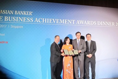 Đại diện Vietcombank, bà Vũ Thị Bích Thu, Trưởng Văn phòng đại diện tại Singapore nhận giải thưởng của The Asian Banker. (Nguồn: Vietcombank)